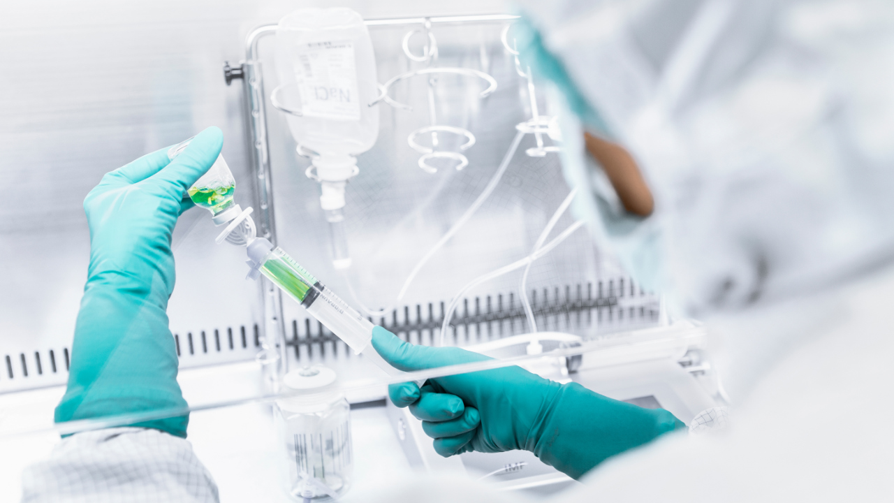 Herstellung von Antibiotika im Reinraumlabor der ABF-Apotheke.