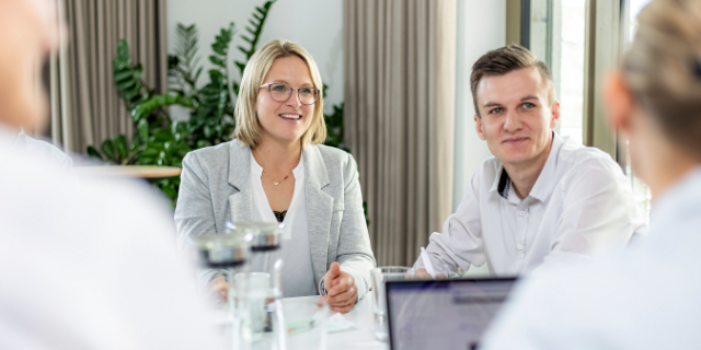 Mehrere Personen sitzen zusammen und diskutieren